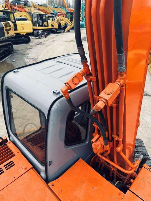 Hitachi EX60 - Lánctalpas kotró: 4 kép. Hitachi EX60 - Lánctalpas kotró: 4 kép.