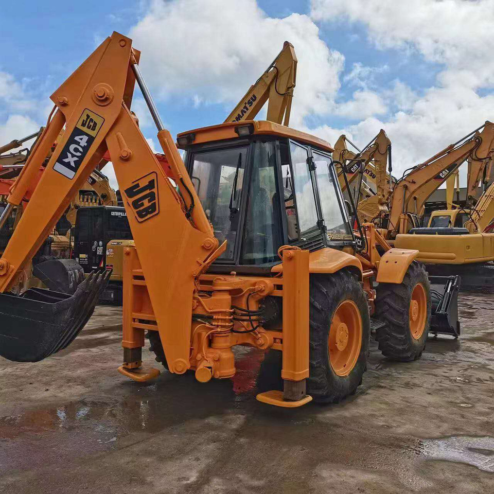 Kotrórakodó JCB 4CX: 6 kép. Kotrórakodó JCB 4CX: 6 kép.