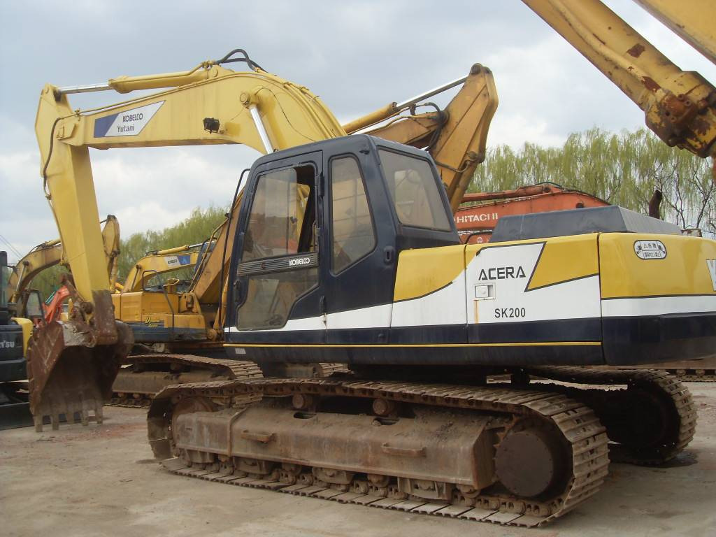 Kobelco SK200-6 - Lánctalpas kotró: 1 kép. Kobelco SK200-6 - Lánctalpas kotró: 1 kép.