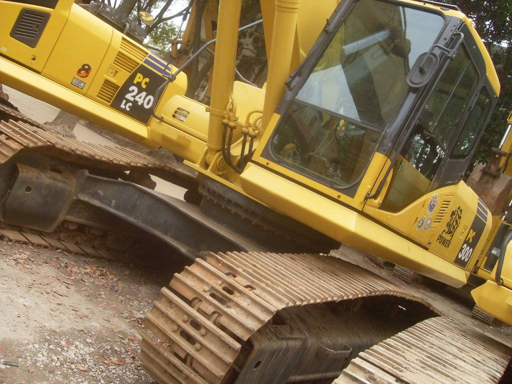 Komatsu PC300-7 - Lánctalpas kotró: 1 kép. Komatsu PC300-7 - Lánctalpas kotró: 1 kép.