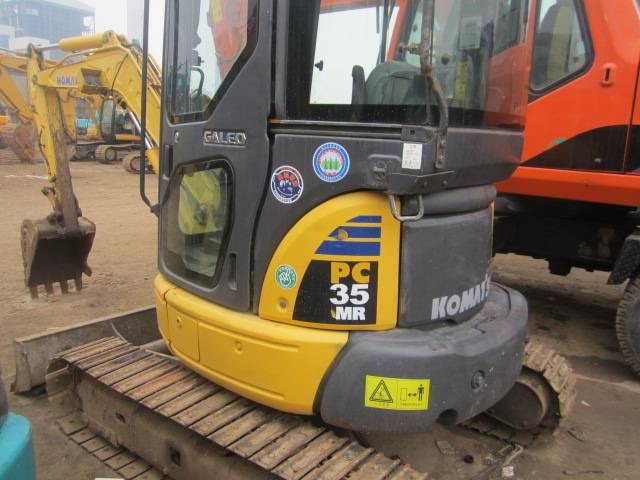 Komatsu PC35 - Minikotró: 1 kép. Komatsu PC35 - Minikotró: 1 kép.