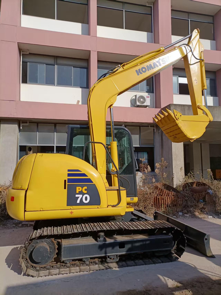 Komatsu PC70 - Minikotró: 1 kép. Komatsu PC70 - Minikotró: 1 kép.