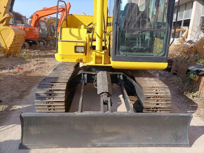 Komatsu PC70 - Minikotró: 2 kép. Komatsu PC70 - Minikotró: 2 kép.