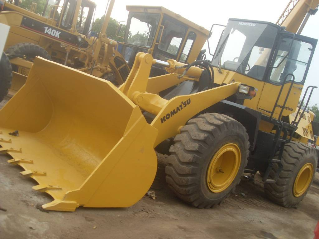 Komatsu WA 360 - Gumikerekes homlokrakodó: 1 kép. Komatsu WA 360 - Gumikerekes homlokrakodó: 1 kép.
