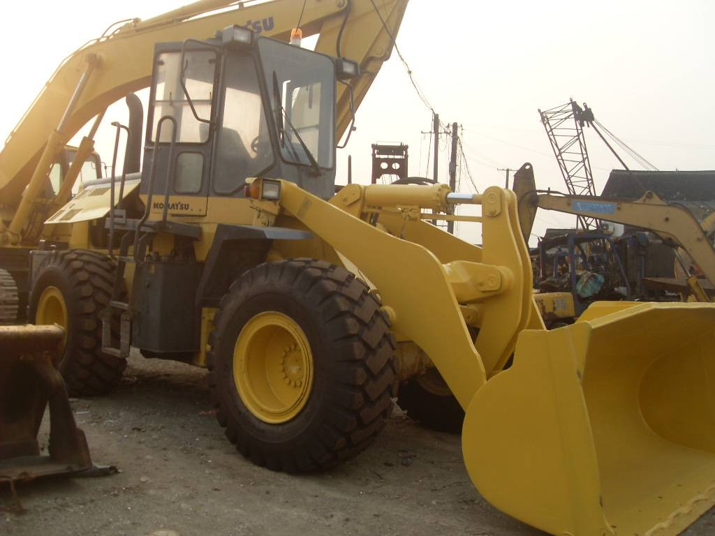 Komatsu WA320 - Gumikerekes homlokrakodó: 1 kép. Komatsu WA320 - Gumikerekes homlokrakodó: 1 kép.