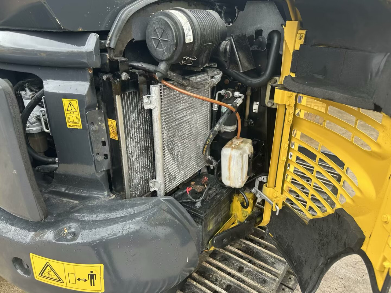 Komatsu pc35MR - Minikotró: 5 kép. Komatsu pc35MR - Minikotró: 5 kép.