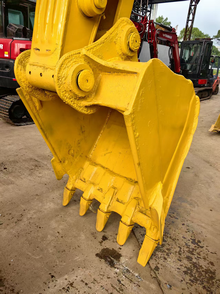 Komatsu pc200-7 - Lánctalpas kotró: 4 kép. Komatsu pc200-7 - Lánctalpas kotró: 4 kép.