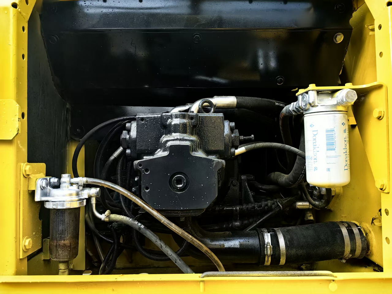 Komatsu pc200-7 - Lánctalpas kotró: 3 kép. Komatsu pc200-7 - Lánctalpas kotró: 3 kép.