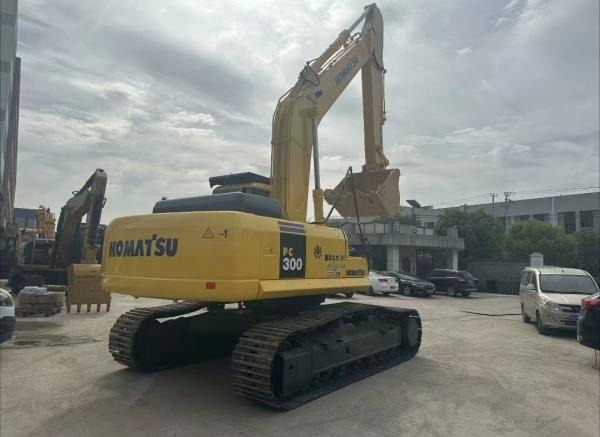 Komatsu pc300-7 - Lánctalpas kotró: 5 kép. Komatsu pc300-7 - Lánctalpas kotró: 5 kép.