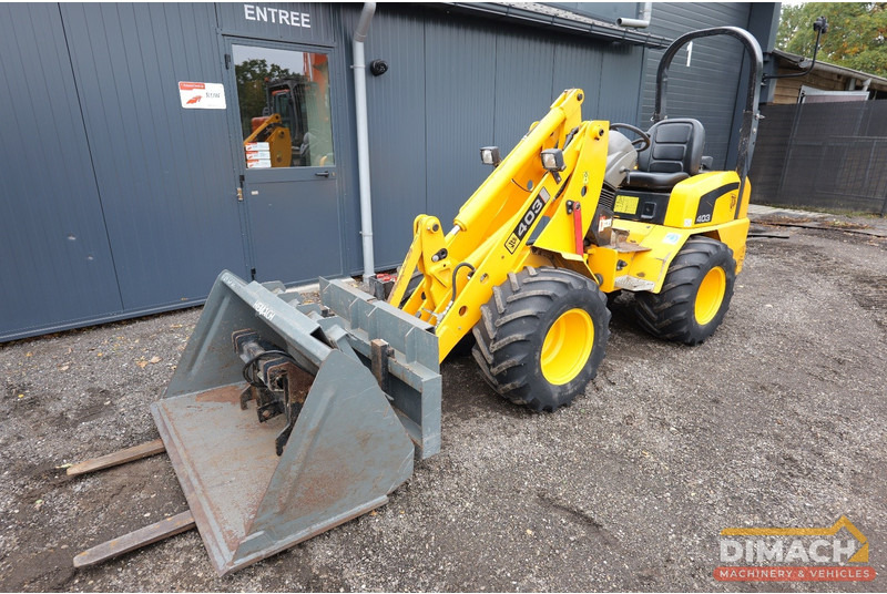 JCB 403 Zeer nette shovel met hydraulische snelwissel en bak en palletvorken 120cm lang - Rakodógép: 4 kép. JCB 403 Zeer nette shovel met hydraulische snelwissel en bak en palletvorken 120cm lang - Rakodógép: 4 kép.