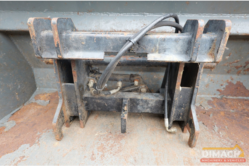 JCB 403 Zeer nette shovel met hydraulische snelwissel en bak en palletvorken 120cm lang - Rakodógép: 5 kép. JCB 403 Zeer nette shovel met hydraulische snelwissel en bak en palletvorken 120cm lang - Rakodógép: 5 kép.