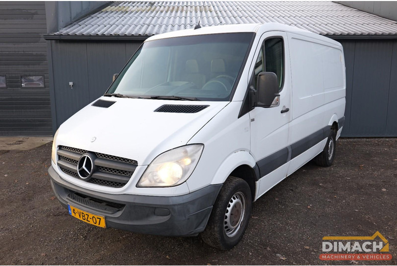 Mercedes-Benz 906 KA 35 Sprinter 313 - Euro 4 - L2H2 - trekhaak - airco - NL auto - Furgon: 1 kép. Mercedes-Benz 906 KA 35 Sprinter 313 - Euro 4 - L2H2 - trekhaak - airco - NL auto - Furgon: 1 kép.