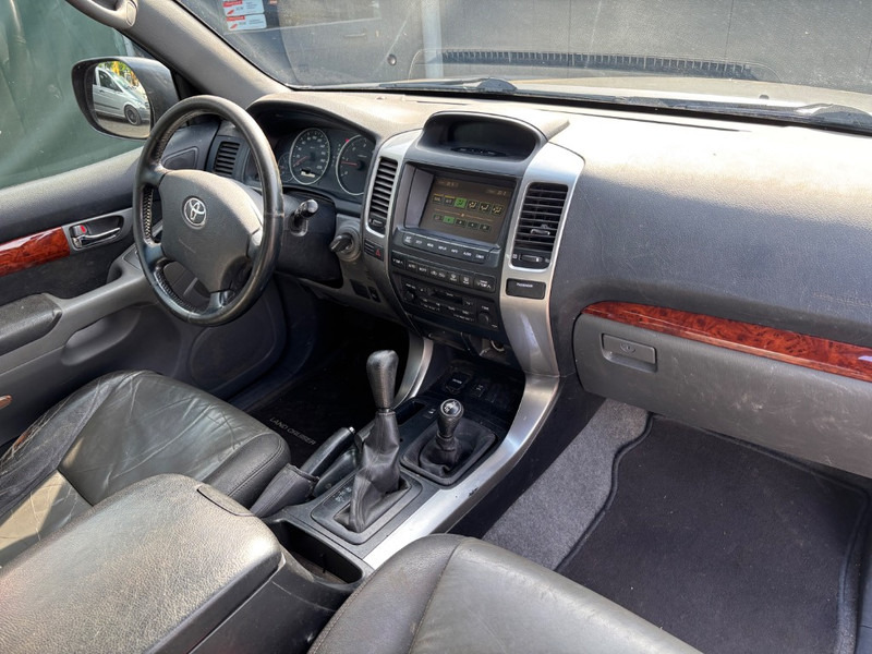 Toyota Land Cruiser 120 5 doors 3.0L D4-D Prado - Autó: 3 kép. Toyota Land Cruiser 120 5 doors 3.0L D4-D Prado - Autó: 3 kép.