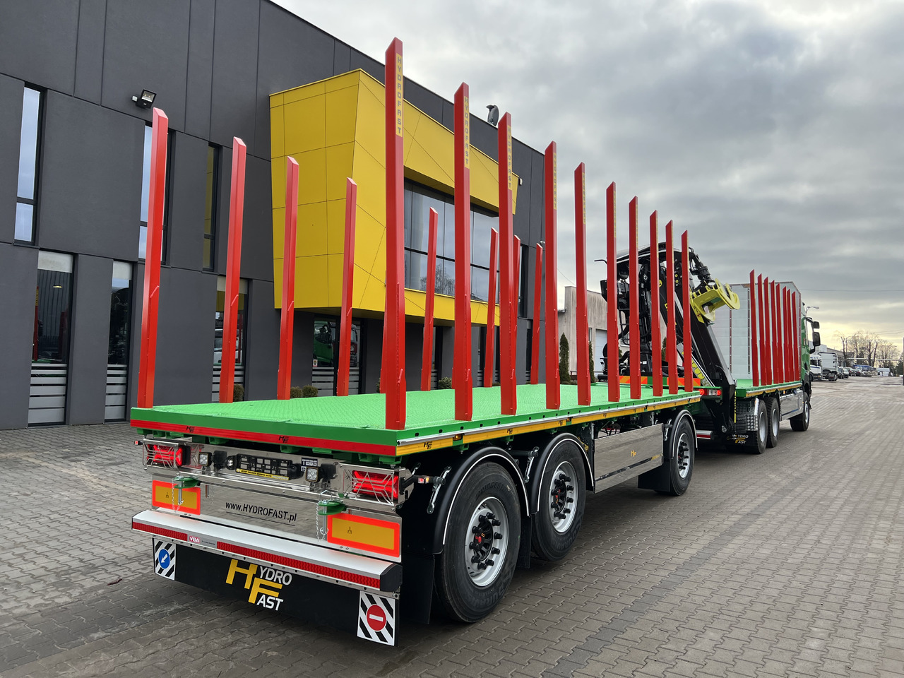 Hydrofast Przyczepa platforma 3 osiowa do przewozu drewna / 3-axle platform trailer for timber transport - Platós pótkocsi: 2 kép. Hydrofast Przyczepa platforma 3 osiowa do przewozu drewna / 3-axle platform trailer for timber transport - Platós pótkocsi: 2 kép.