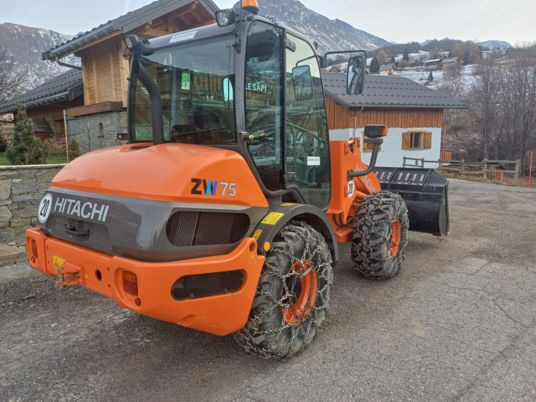 Hitachi zw75 - Mini homlokrakodó: 3 kép. Hitachi zw75 - Mini homlokrakodó: 3 kép.