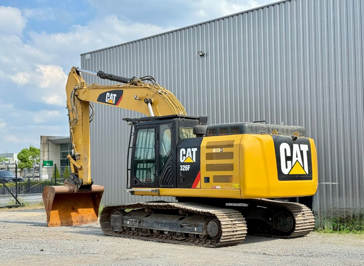 CAT 326FL - Lánctalpas kotró: 3 kép. CAT 326FL - Lánctalpas kotró: 3 kép.