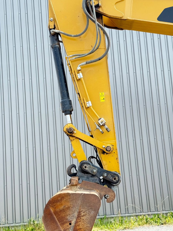 CAT 326FL - Lánctalpas kotró: 5 kép. CAT 326FL - Lánctalpas kotró: 5 kép.