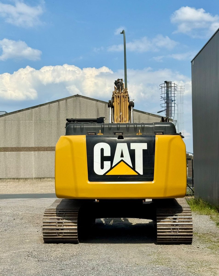 CAT 326FL - Lánctalpas kotró: 4 kép. CAT 326FL - Lánctalpas kotró: 4 kép.