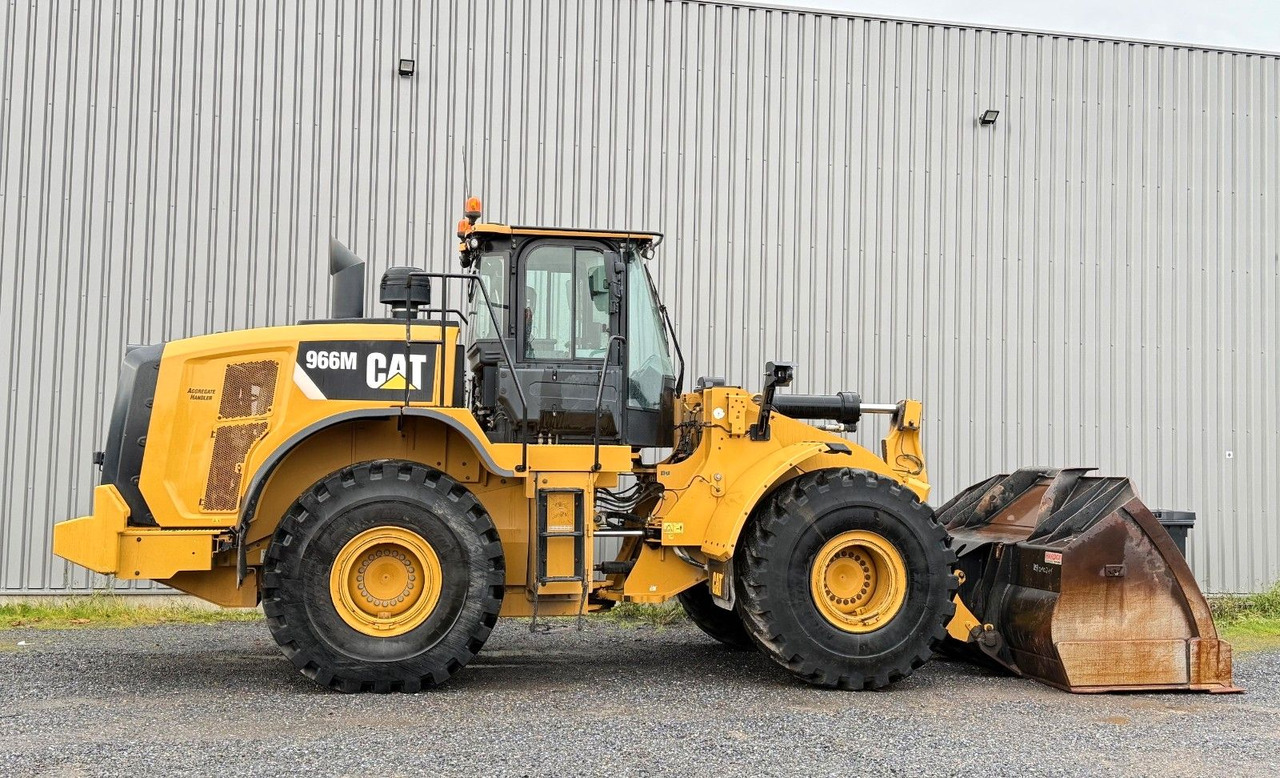 CAT 966 M - Gumikerekes homlokrakodó: 1 kép. CAT 966 M - Gumikerekes homlokrakodó: 1 kép.