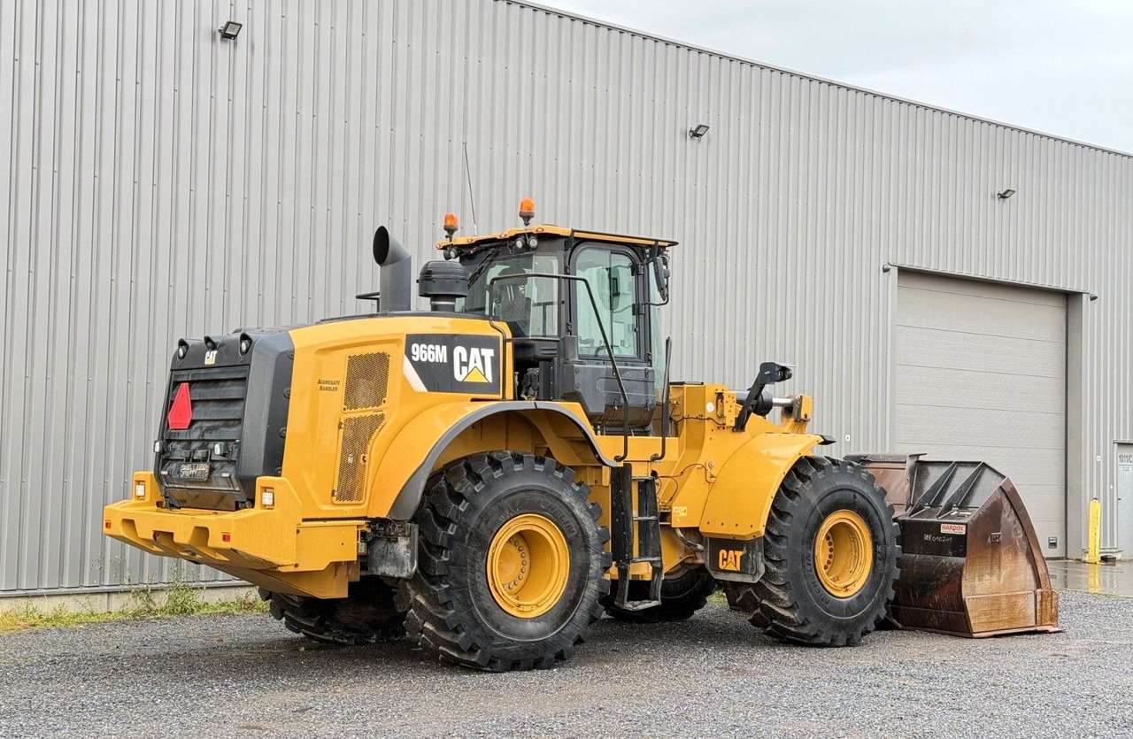 CAT 966 M - Gumikerekes homlokrakodó: 2 kép. CAT 966 M - Gumikerekes homlokrakodó: 2 kép.
