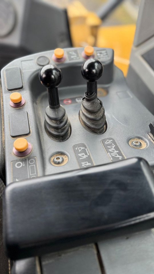 Gumikerekes homlokrakodó CAT 980 M: 7 kép.