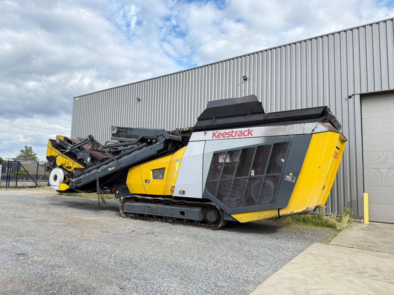 KEESTRACK R3H Mobile Brecheranlage mit Siebmodul - Röpítő törő: 2 kép. KEESTRACK R3H Mobile Brecheranlage mit Siebmodul - Röpítő törő: 2 kép.