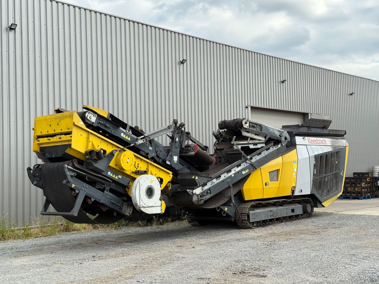 KEESTRACK R3H Mobile Brecheranlage mit Siebmodul - Röpítő törő: 4 kép. KEESTRACK R3H Mobile Brecheranlage mit Siebmodul - Röpítő törő: 4 kép.