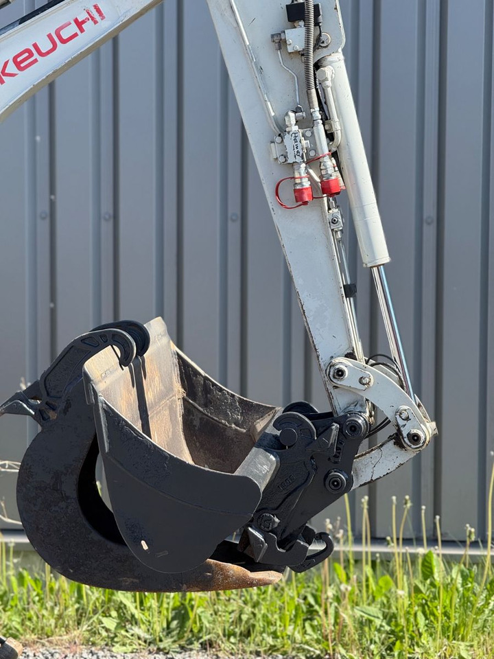 Takeuchi TB216 - Minikotró: 4 kép. Takeuchi TB216 - Minikotró: 4 kép.