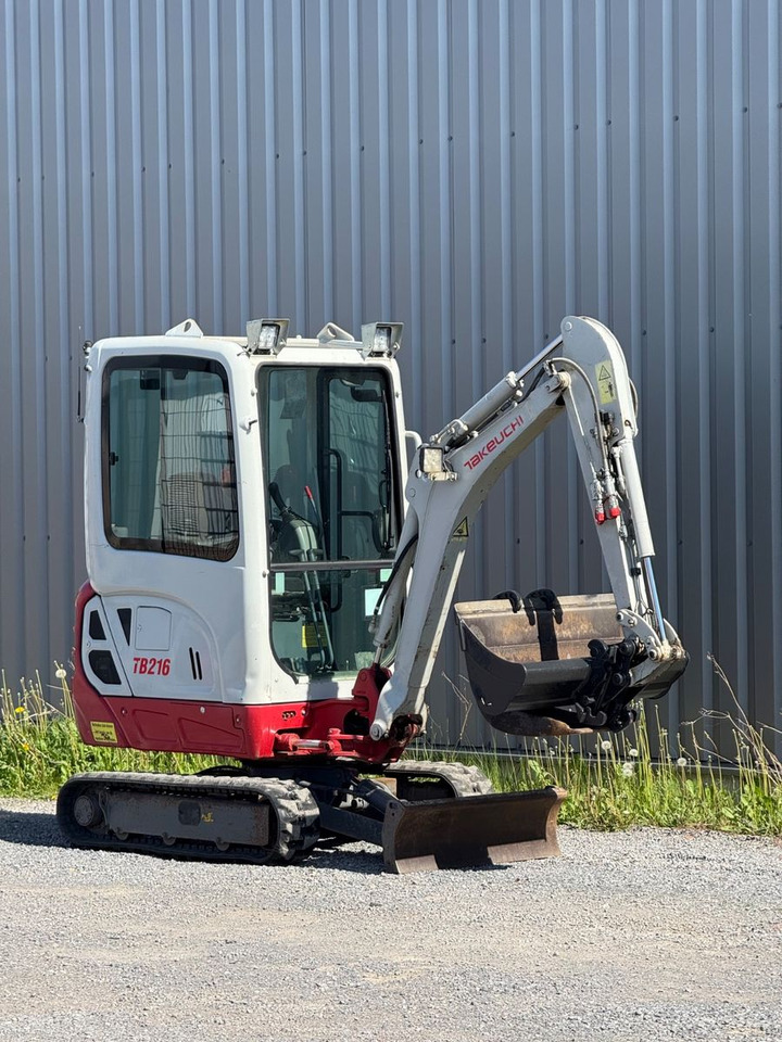 Takeuchi TB216 - Minikotró: 2 kép. Takeuchi TB216 - Minikotró: 2 kép.
