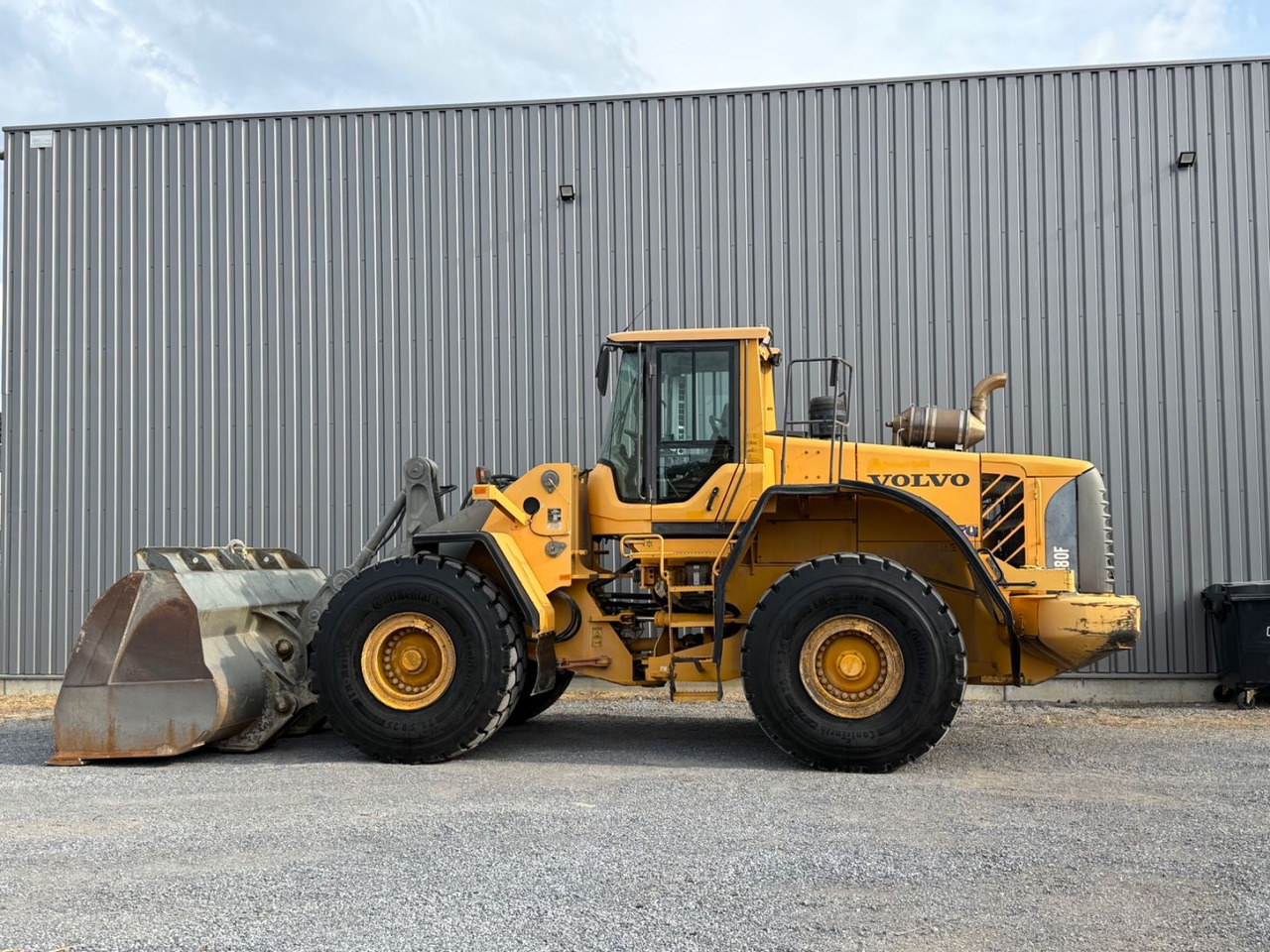 Volvo L180F - Gumikerekes homlokrakodó: 4 kép. Volvo L180F - Gumikerekes homlokrakodó: 4 kép.