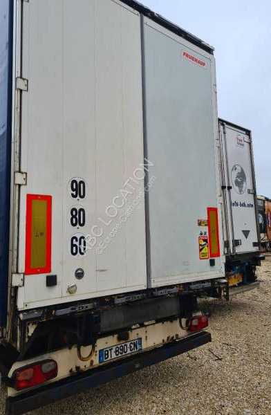 Fruehauf - Ponyvás félpótkocsi: 2 kép. Fruehauf - Ponyvás félpótkocsi: 2 kép.