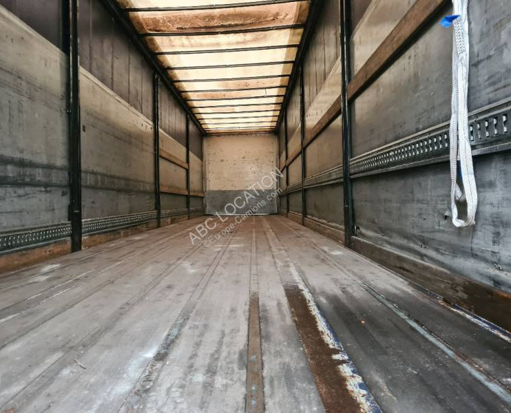 Fruehauf - Ponyvás félpótkocsi: 4 kép. Fruehauf - Ponyvás félpótkocsi: 4 kép.