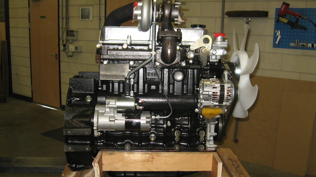 Mitsubishi S4S-Z3DT65SP 62 kW @ 2500 rpm - Motor - Rakodógép: 1 kép. Mitsubishi S4S-Z3DT65SP 62 kW @ 2500 rpm - Motor - Rakodógép: 1 kép.