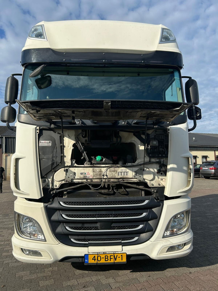 DAF XF 460 Daf XF Superspace / 807.000 KM / 2015 / NL truck - Nyergesvontató: 2 kép. DAF XF 460 Daf XF Superspace / 807.000 KM / 2015 / NL truck - Nyergesvontató: 2 kép.
