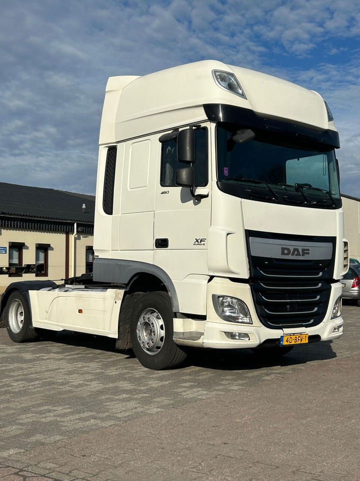 DAF XF 460 Daf XF Superspace / 807.000 KM / 2015 / NL truck - Nyergesvontató: 4 kép. DAF XF 460 Daf XF Superspace / 807.000 KM / 2015 / NL truck - Nyergesvontató: 4 kép.