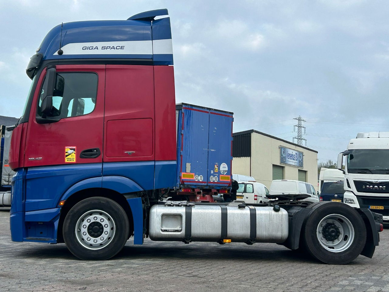 Mercedes-Benz Actros Euro 6 / BJ. 2015 / APK - Nyergesvontató: 4 kép. Mercedes-Benz Actros Euro 6 / BJ. 2015 / APK - Nyergesvontató: 4 kép.