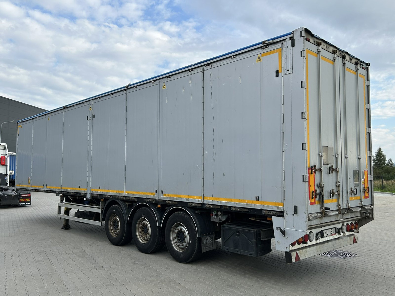 BODEX KIS 3F - Félpótkocsi öönkihordós: 3 kép. BODEX KIS 3F - Félpótkocsi öönkihordós: 3 kép.