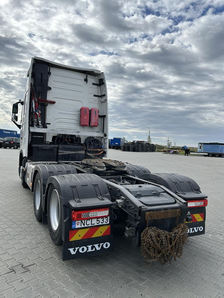 VOLVO FH D13 - Nyergesvontató: 5 kép. VOLVO FH D13 - Nyergesvontató: 5 kép.