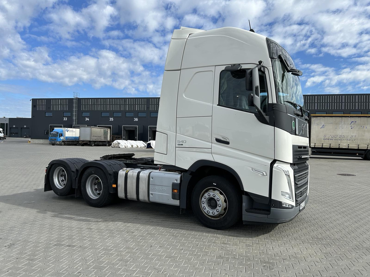 VOLVO FH D13 - Nyergesvontató: 3 kép. VOLVO FH D13 - Nyergesvontató: 3 kép.