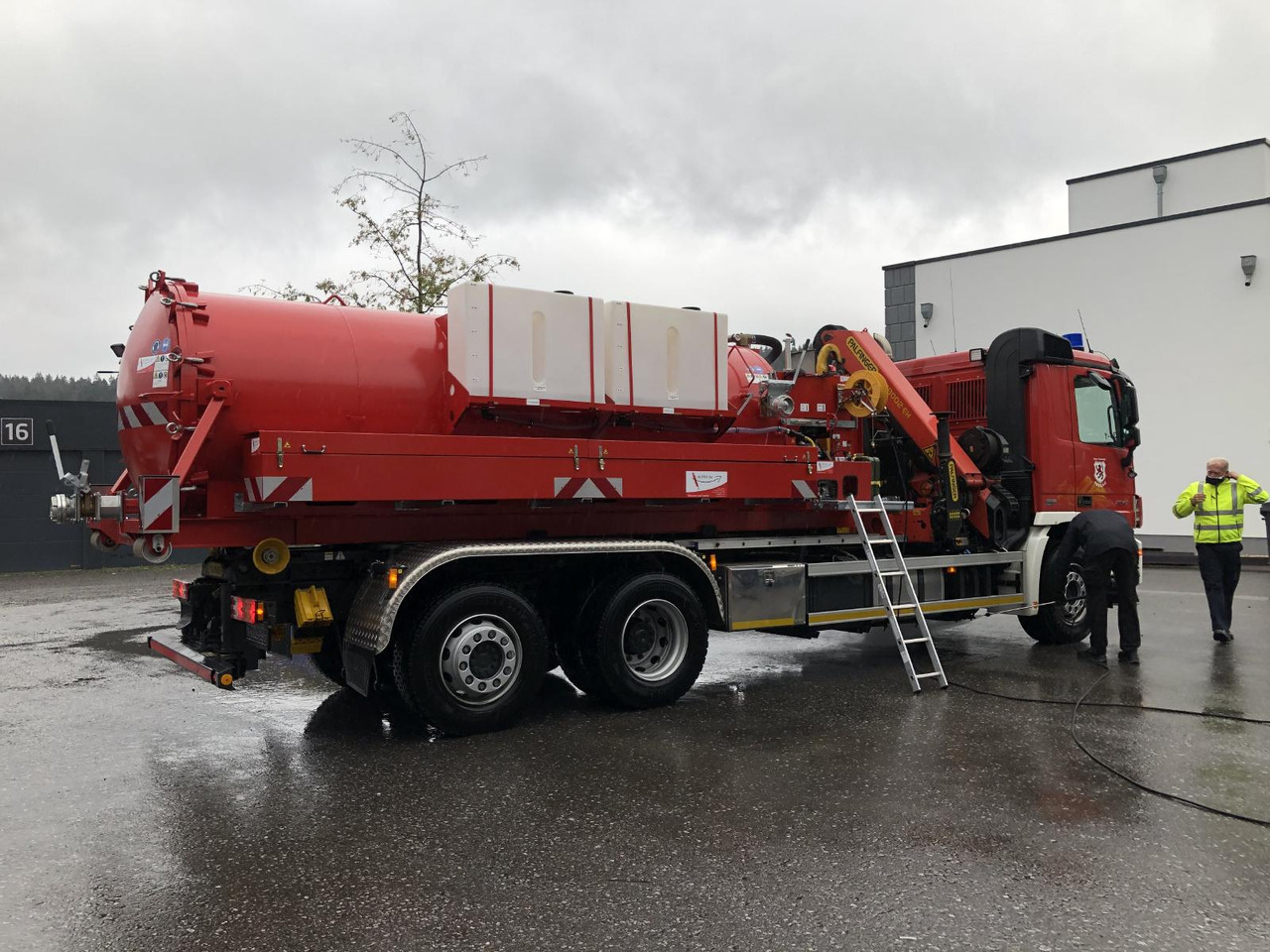 Abrollcontainer 10m³ Feuerwehr Wassertank - Multiliftes konténer: 1 kép. Abrollcontainer 10m³ Feuerwehr Wassertank - Multiliftes konténer: 1 kép.