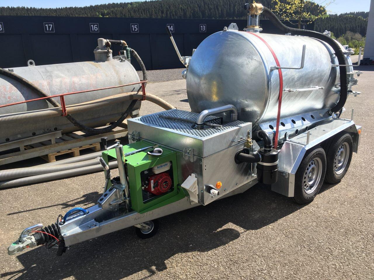 M-Vac 1,8m³ *Kippbar* Vakuum-Saugsystem / Saugfass / Sauganhänger / Saughänger M-Vac Reinigungskit - Szippantós autó: 4 kép. M-Vac 1,8m³ *Kippbar* Vakuum-Saugsystem / Saugfass / Sauganhänger / Saughänger M-Vac Reinigungskit - Szippantós autó: 4 kép.