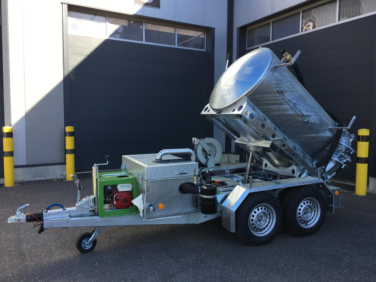 M-Vac 1,8m³ *Kippbar* Vakuum-Saugsystem / Saugfass / Sauganhänger / Saughänger M-Vac Reinigungskit - Szippantós autó: 3 kép. M-Vac 1,8m³ *Kippbar* Vakuum-Saugsystem / Saugfass / Sauganhänger / Saughänger M-Vac Reinigungskit - Szippantós autó: 3 kép.