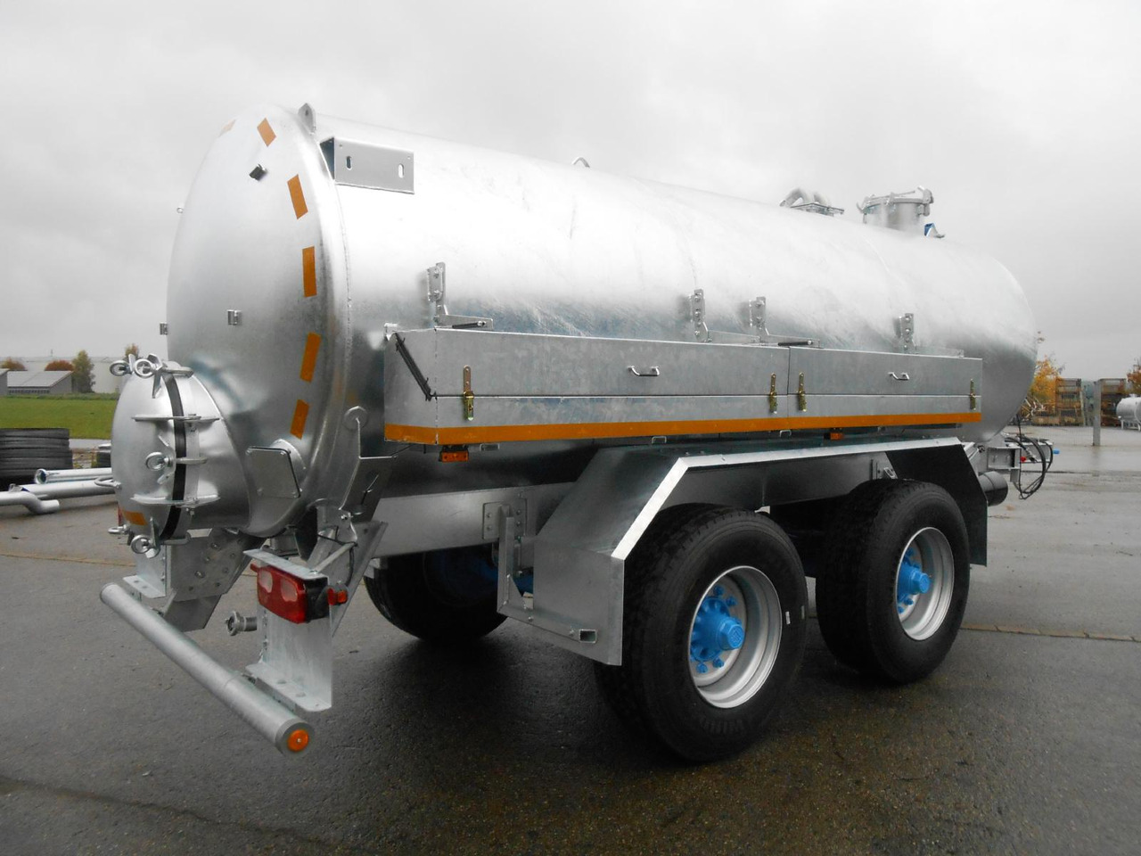 M-Vac 12000l / Wasserfass M-Vac 12000l (12m³) Wasserfass / Wassertank mit 80 km/h Zulassung - Tartályos pótkocsi: 2 kép. M-Vac 12000l / Wasserfass M-Vac 12000l (12m³) Wasserfass / Wassertank mit 80 km/h Zulassung - Tartályos pótkocsi: 2 kép.