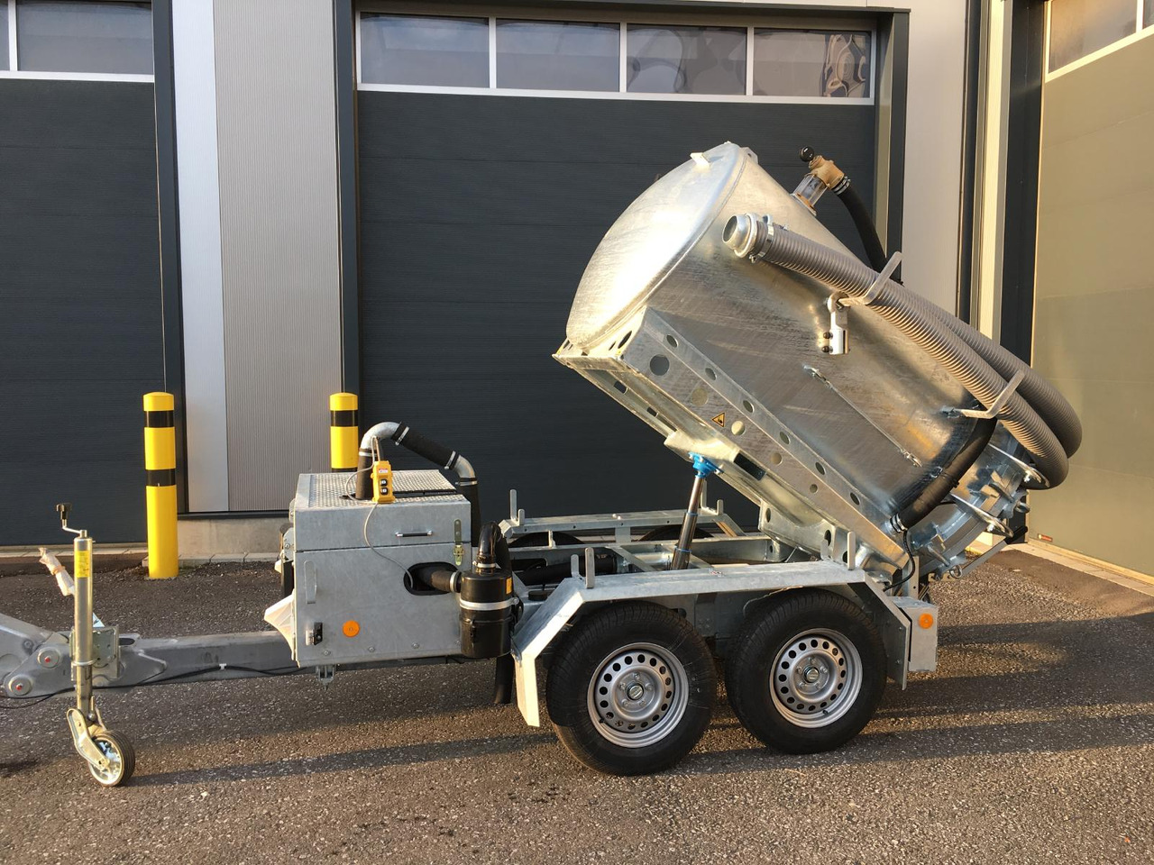 Vacuum system1500l / M-Vac 2000 - Szippantós autó: 3 kép. Vacuum system1500l / M-Vac 2000 - Szippantós autó: 3 kép.