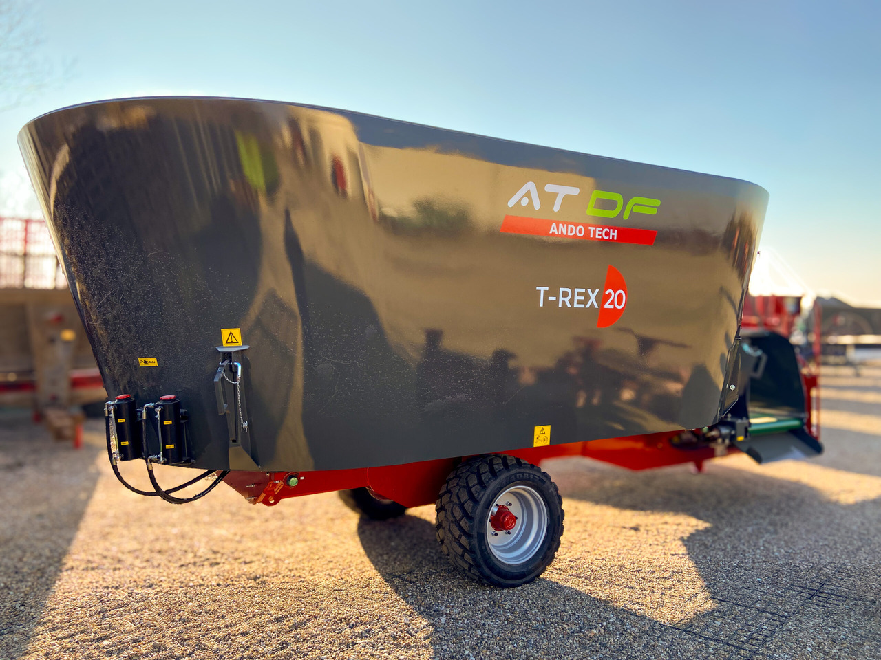 Ando Tech Futtermischwagen / Feed mixer / Melangeuse / Carro di alimentazione / Remolque alimentador / Кормораздатчик / Wóz paszowy T-REX 24 m3 - Etetőkocsi: 1 kép. Ando Tech Futtermischwagen / Feed mixer / Melangeuse / Carro di alimentazione / Remolque alimentador / Кормораздатчик / Wóz paszowy T-REX 24 m3 - Etetőkocsi: 1 kép.