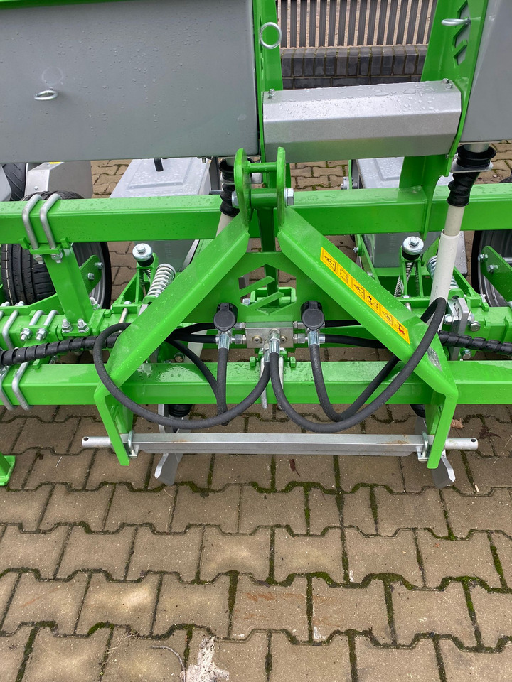 BOMET Precision seeder / Semoir de précision / Siewnik punktowy - Precíziós vetőgép: 3 kép. BOMET Precision seeder / Semoir de précision / Siewnik punktowy - Precíziós vetőgép: 3 kép.