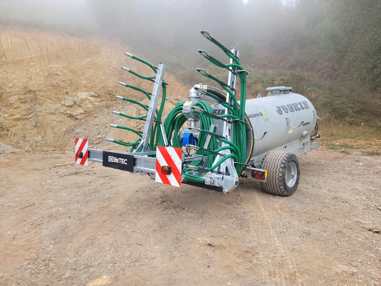 BeTEC Gülleinjektor / Slurry injector / Injecteur / Applicatore / Aplicador de manguera / Шланговый аппликатор / Aplikator 6 m - Hígtrágya kijuttatás: 1 kép. BeTEC Gülleinjektor / Slurry injector / Injecteur / Applicatore / Aplicador de manguera / Шланговый аппликатор / Aplikator 6 m - Hígtrágya kijuttatás: 1 kép.