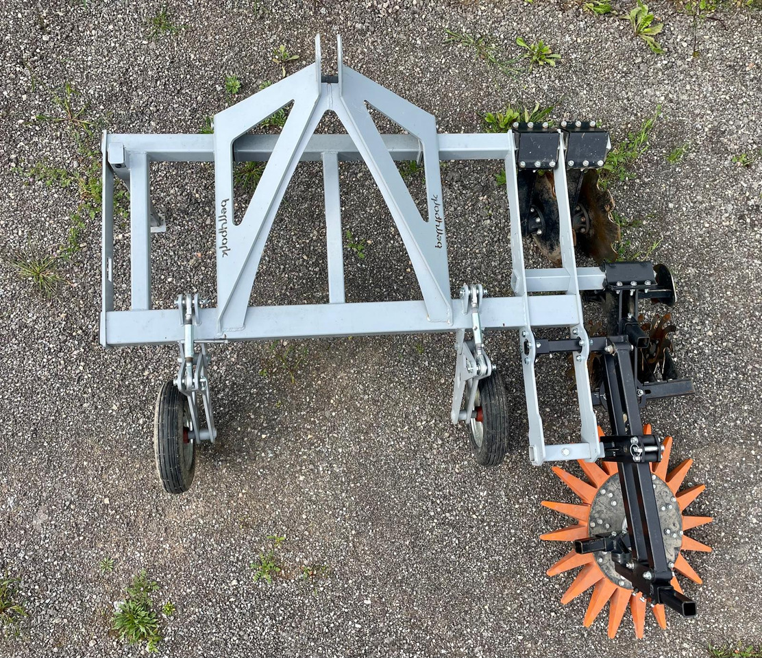 Berrypark Roll- und Fingerhacke / Orchard Weeder / Sarcleuse arboricole / Pielnik sadowniczy - Kultivátor: 4 kép. Berrypark Roll- und Fingerhacke / Orchard Weeder / Sarcleuse arboricole / Pielnik sadowniczy - Kultivátor: 4 kép.