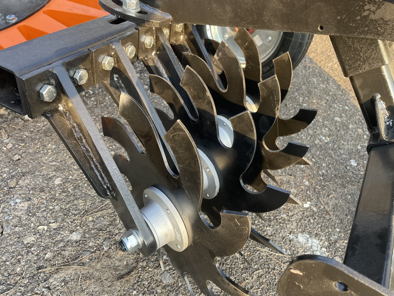 Berrypark Roll- und Fingerhacke / Orchard Weeder / Sarcleuse arboricole / Pielnik sadowniczy - Kultivátor: 5 kép. Berrypark Roll- und Fingerhacke / Orchard Weeder / Sarcleuse arboricole / Pielnik sadowniczy - Kultivátor: 5 kép.