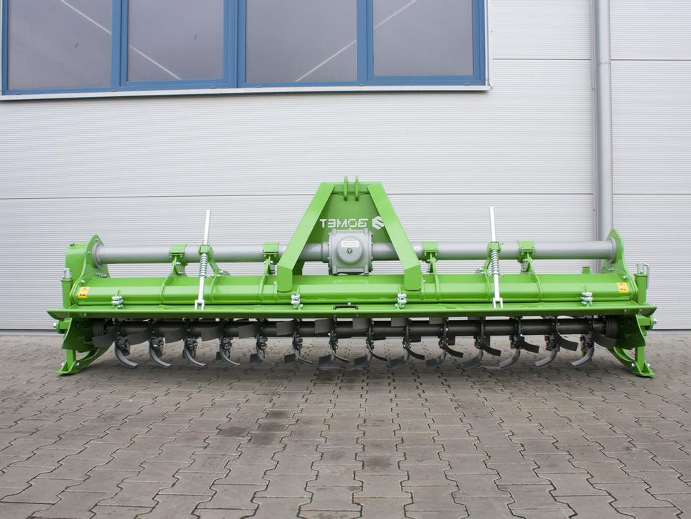 Bomet Bodenfräsen / Rotary tiller / Rotavator / Vangatrice / Desgarrador / Роторный культиватор / Glebogryzarka 3 m - Talajmaró: 2 kép. Bomet Bodenfräsen / Rotary tiller / Rotavator / Vangatrice / Desgarrador / Роторный культиватор / Glebogryzarka 3 m - Talajmaró: 2 kép.